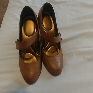 Kelly & Katie Camel leather heels